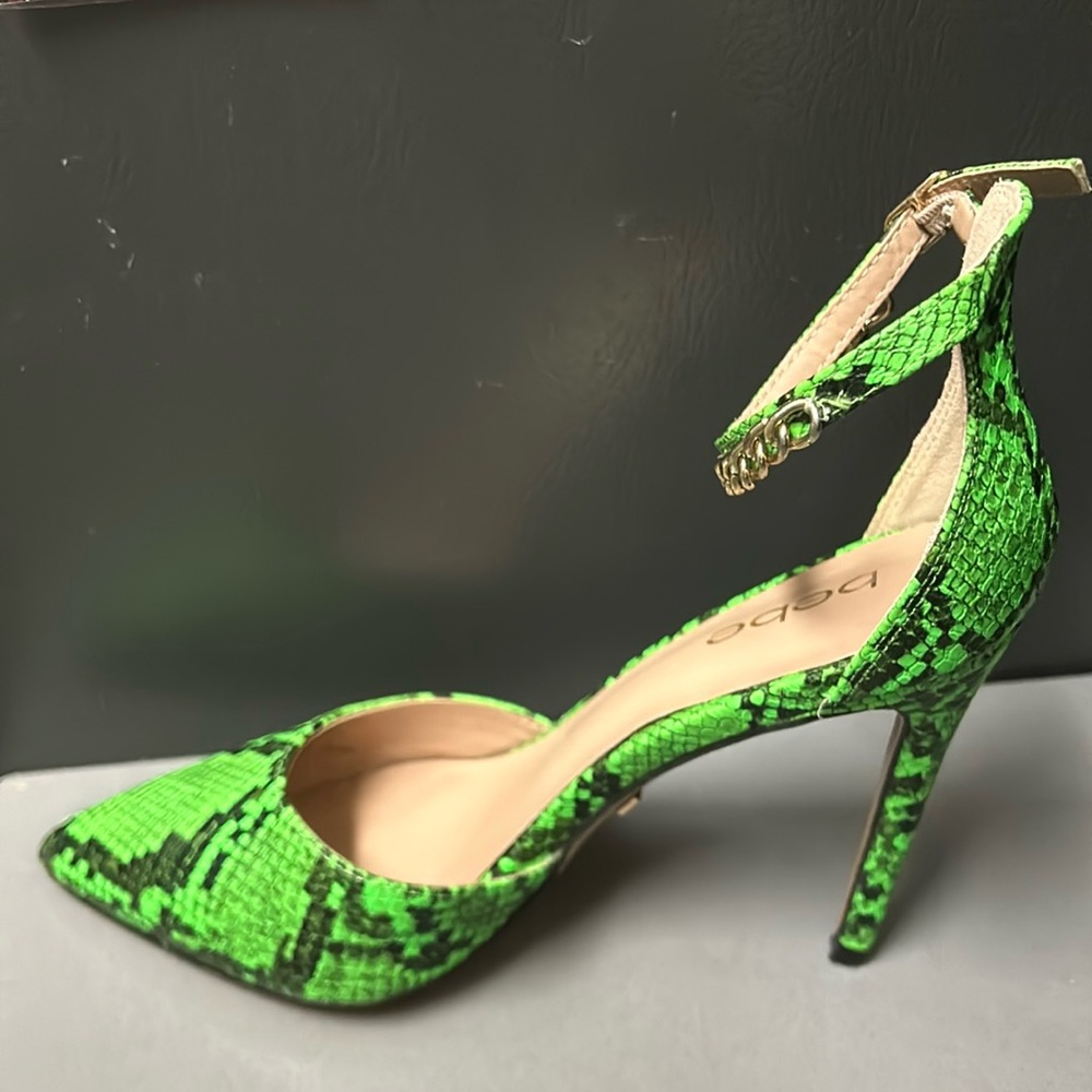 Bebe green snake skin looking pumps very sexy!